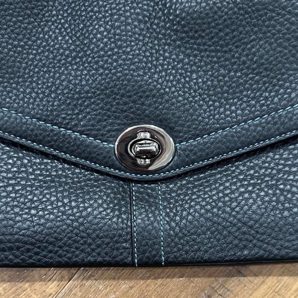 Coach Vintage Black and Tan Chelsea Shoulder Bag - Picture 4 of 11